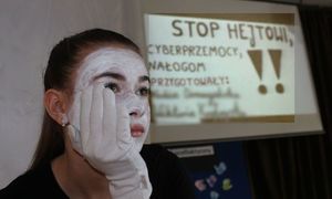 mim, w tle napis z nazwa projektu &quot;Stop hejtowi, cyberprzemocy, nałogom&quot;