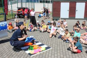 policjantka przypomina o noszeniu odblasków