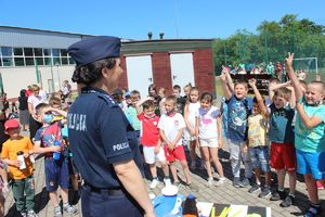 policjantka zadaje dzieciom pytania, dzieci zgłaszają się