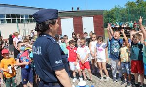 policjantka rozmawia z dziećmi