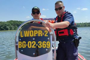 policjant z woprowcem na łodzi