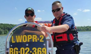 policjant z woprowcem na łodzi