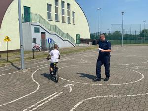 egzamin praktyczny, policjant, chłopiec na rowerze