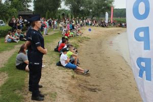 policjanci i dzieci na brzegu jeziora