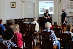 policjantki na spotkaniu z seniorami