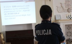 policjantka przedstawia prezentację