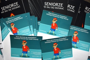 ulotki i notesy z napisem profilaktycznym:&quot;Ktoś dzwoni po pieniądze? Uważaj! Oszust ma wiele twarzy&quot;