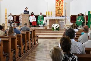 policjantka przemawia do uczestników mszy świętej w kościele