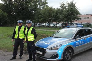 policjanci przy szkole w Lipnie