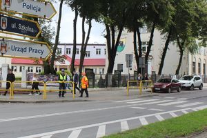 policjant z mężczyzną kierującym ruchem w obrębie szkoły