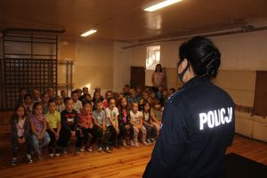 policjantka rozmawia z dziećmi