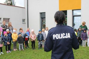 policjantka rozmawia z przedszkolakami