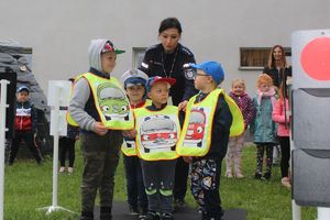 policjantka opowiada o pojazdach uprzywilejowanych na drodze