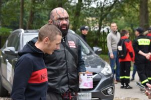 zawodnik MMA Marcin Różal Różalski pozuje z uczestnikiem pikniku