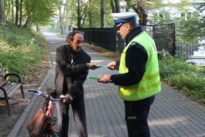policjant wręcz odblask rowerzyście