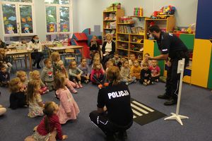 policjanci rozmawiają z dziećmi