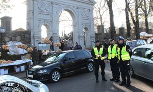 policjanci przy cmentarzu