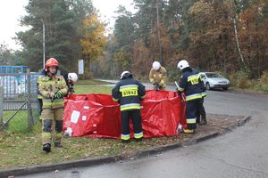 strażacy przy basenie na wodę