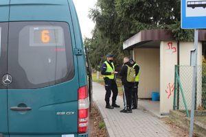 policjanci na przystanku rozmawiają z chłopakiem