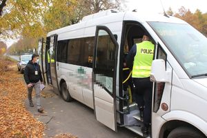 policjanci sprawdzają czy pasażerowi maja maseczki