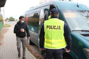 policjant i pracownik sanepidu przy busie