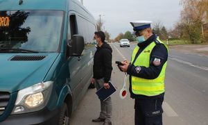 policjant i pracownik sanepidu przy busie