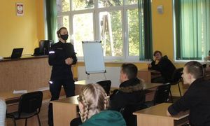 policjantka rozmawia z uczniami