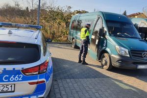 policjant kontroluje autokar