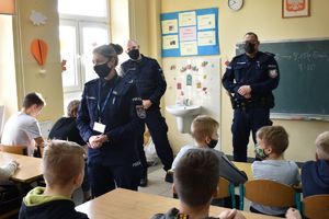 policjanci i uczniowie