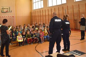 policjanci rozmawiają z dziećmi