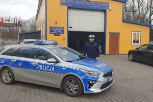 policjant przed stacją kontroli pojazdów