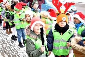 dzieci w odblaskowych kamizelkach z odblaskami