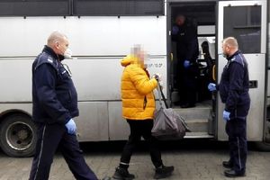 policjanci prowadzą zatrzymanego