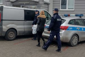 policjanci prowadzą zatrzymaną