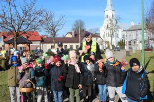 wspólne zdjęcie dzieci z policjantami i &quot;serduszkami&quot;