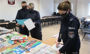 policjanci oglądają prace konkursowe