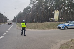 policjant mierzy prędkość