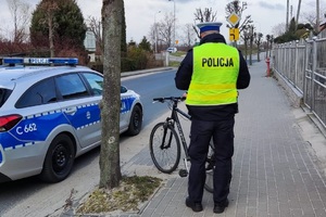 policjant kontroluje rowerzystę