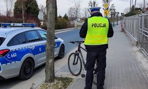 policjant kontroluje rowerzystę