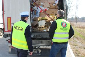 policjanci z inspektorami ochrony środowiska kontrolują pojazd przewożący odpady