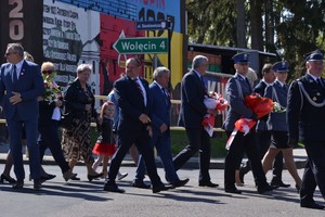 uroczysty przemarsz uczestników obchodów, przedstawiciele Policji