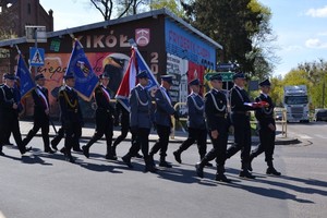 przemarsz pocztu sztandarowego Komendy Powiatowej Policji w Lipnie