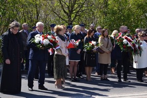 uczestnicy uroczystości z kwiatami