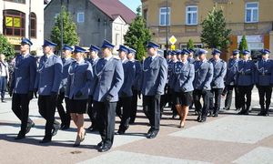 policjanci w strojach galowych na Placu Dekerta w Lipnie