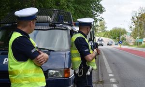 policjanci mierzą prędkość