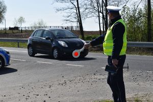 policjant zatrzymuje pojazd