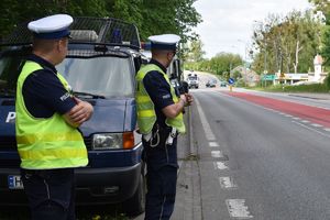 policjanci mierzą prędkość