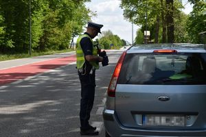 policjant rozmawia z kierowcą