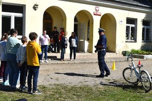 policjant wyjaśnia uczniom zasady egzaminu praktycznego