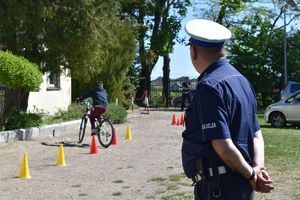 policjant obserwuje zdającego na slalomie